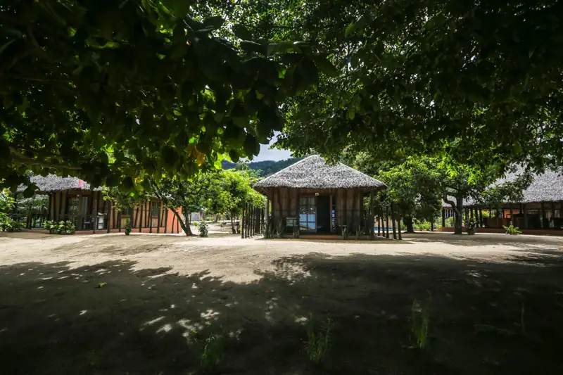 Bungalow encadré de verdure