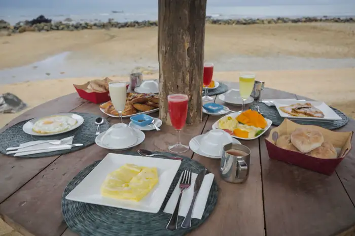 Petit-déjeuner face à la mer